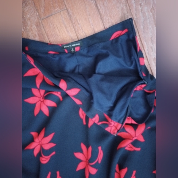 Banana Republic Navy Red Floral skirt size 2 - Picture 3 of 6